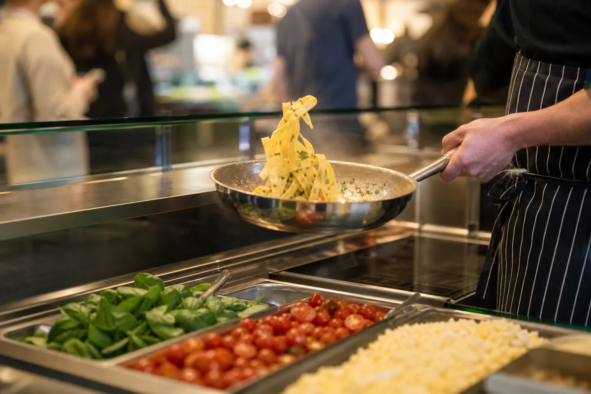 Comptoir de fast-casual italien avec pâtes fraîches préparées minute devant les clients